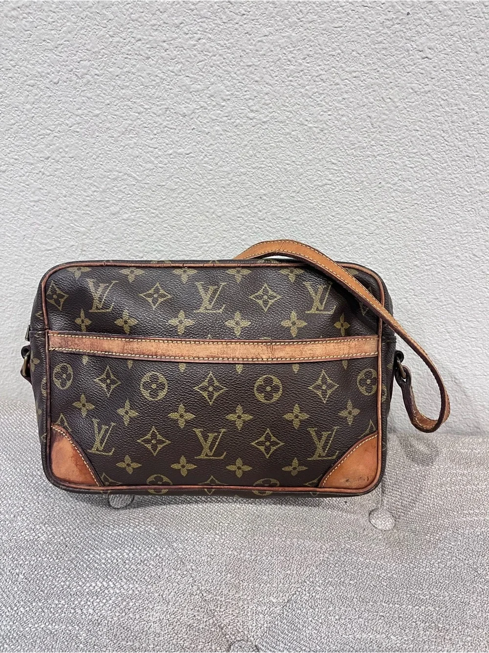 LOUIS VUITTON MONOGRAM UNISEX CROSSBODY BAG.